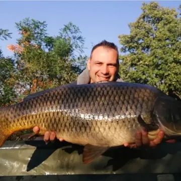 Петко Петков, основател на Petko’s Homebaits, с уловен шаран